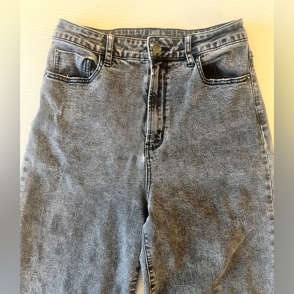 Very cute booty! Gray Denim stretch, high rise, straight leg jeans. Some wear🖤